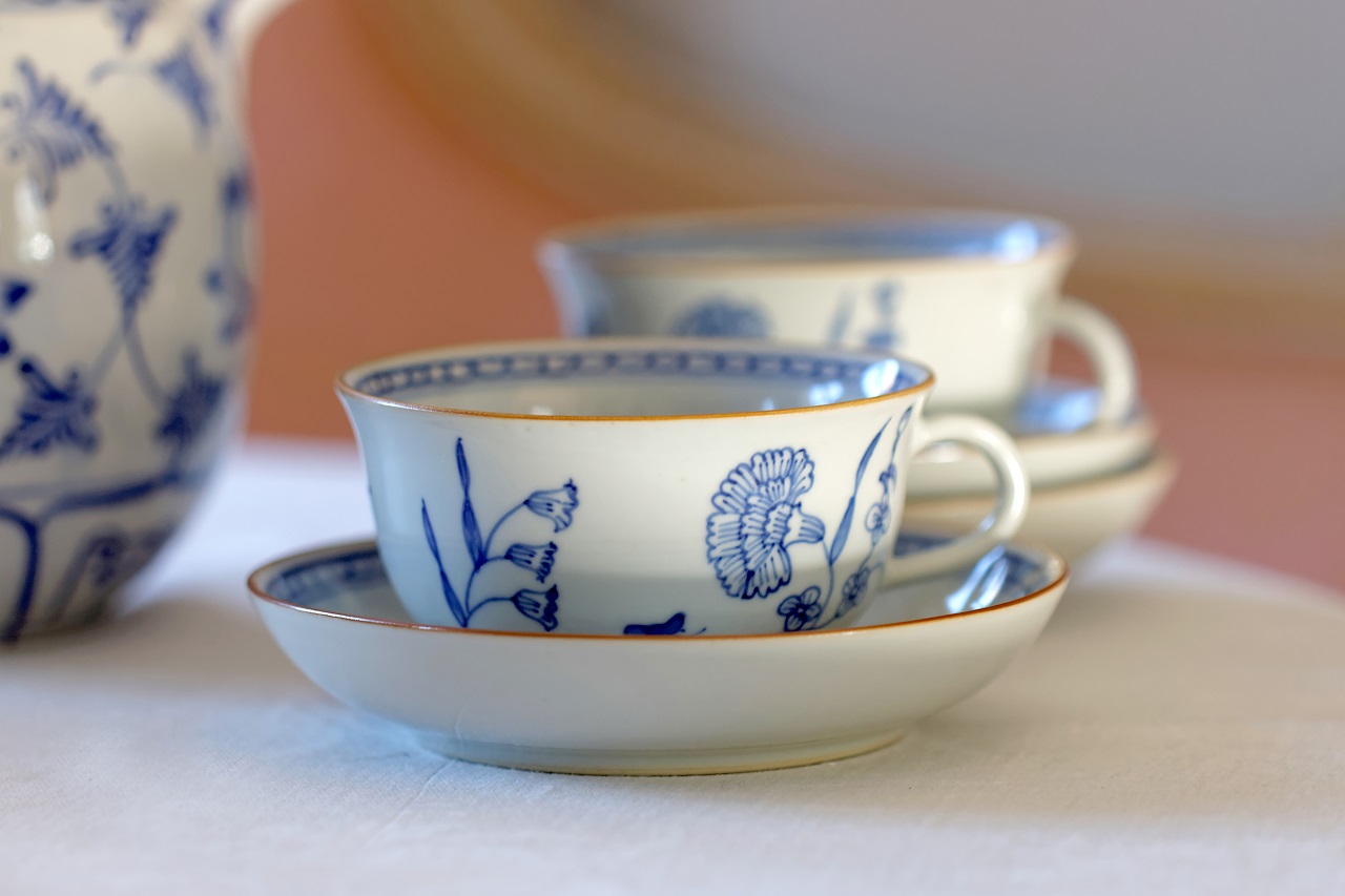 Porcelana a fajans – jak odróżnić te dwa materiały i jakie są między nimi różnice?