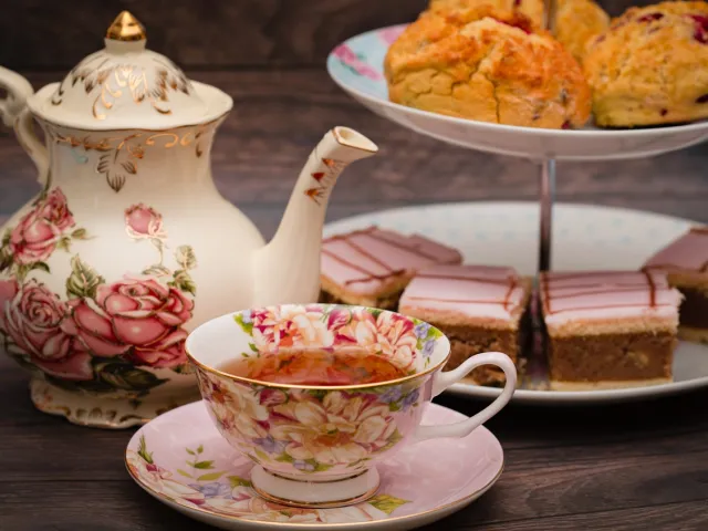 Porcelanowe podstawki do herbaty jako stylowy dodatek do świątecznych chwil relaksu