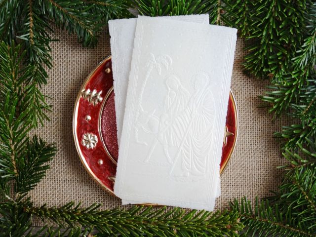 Porcelana na wigilię - jak estetycznie podać opłatek na tackach i paterach?