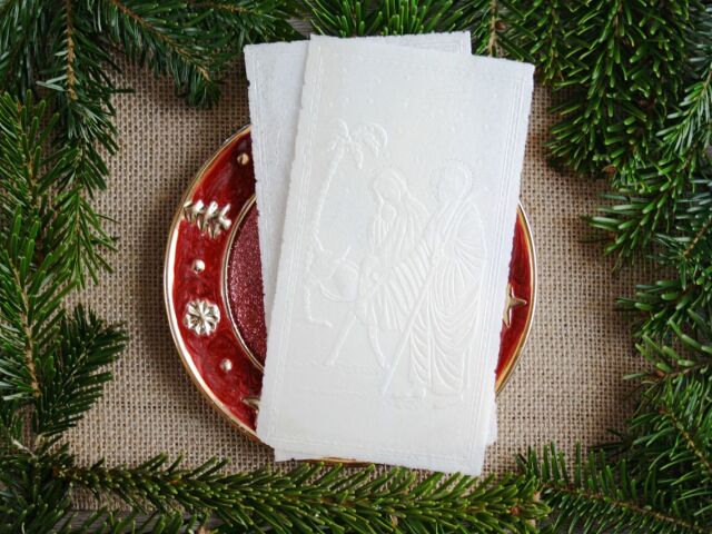 Porcelana na wigilię - jak estetycznie podać opłatek na tackach i paterach?