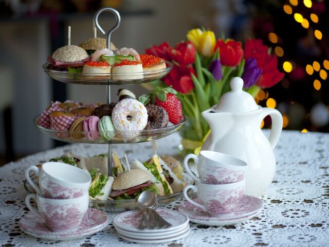 Świąteczne wypieki na porcelanowych paterach - jak efektownie serwować ciasta?