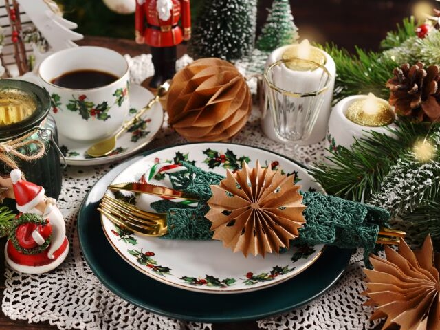 Dekoracje stołu w stylu retro - porcelana w klasycznych odcieniach czerwieni i zieleni