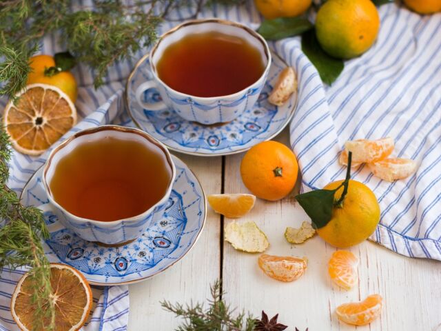 Świąteczne napoje w porcelanowych kubkach - jak zaskoczyć gości wyjątkowym serwowaniem?