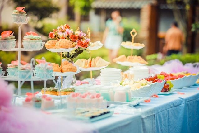 Organizacja garden party – jak dobrać porcelanę na świeże powietrze?