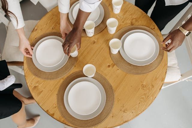 Minimalistyczny stół – jak uzyskać elegancki efekt przy użyciu kilku elementów