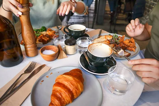 Dekoracja stołu na brunch – lekko, świeżo i kolorowo