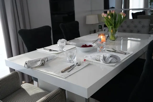 Porcelana i dodatki do jadalni w stylu hampton - co wybrać?