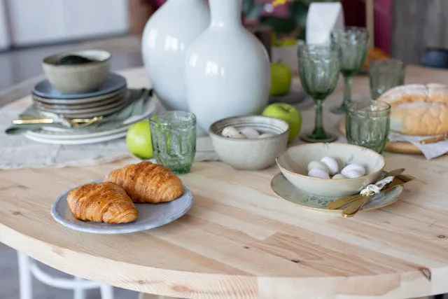 Jadalnia w stylu prowansalskim - romantyczna porcelana i dekoracje stołu