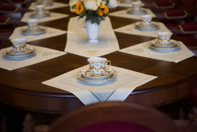 Jadalnia w stylu angielskim - elegancka porcelana i klasyczne dodatki