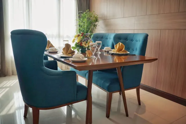 Jadalnia w stylu glamour - luksusowa porcelana i dodatki