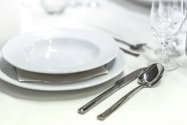 Biała czy écru – jaki kolor porcelany wybrać?
